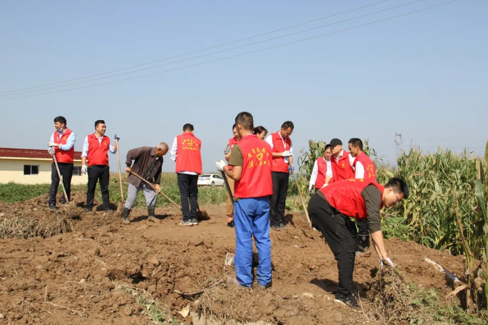 南稀金石志愿队牢筑防汛“红色堤坝”1.jpg 南稀金石志愿队牢筑防汛“红色堤坝”1.jpg